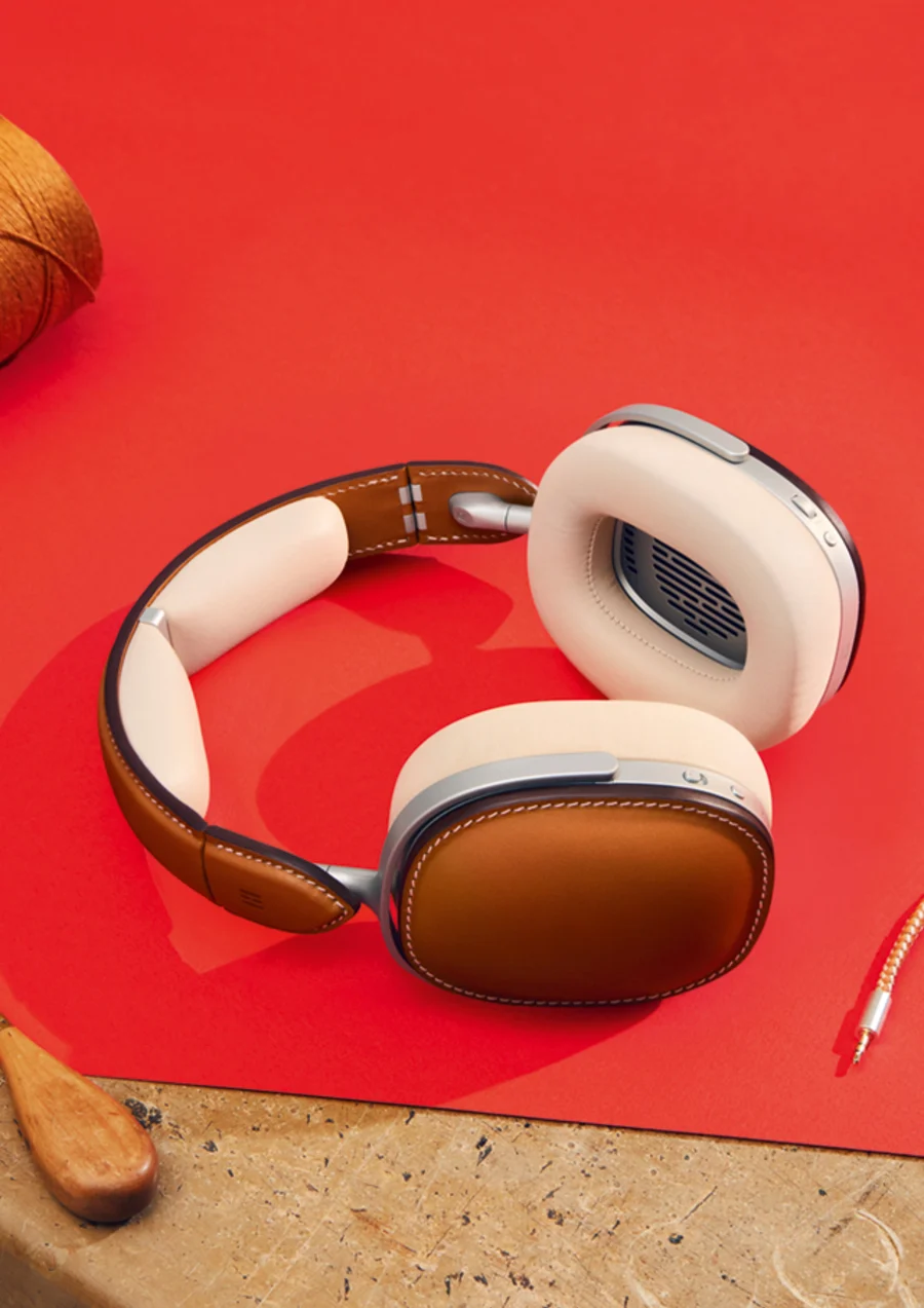 Headphones in Pippa cowhide - FW25 Collection - Hermes © Florent Tanet