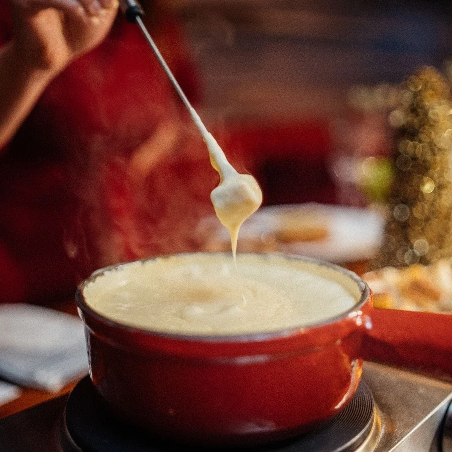 TR-C THE SPLENDOR OF THE SEASON HAS ARRIVED AT THE RITZ-CARLTON, BAHRAIN