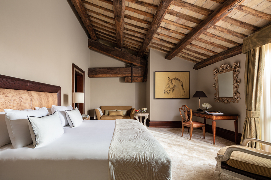 Anantara_Palazzo_Naiadi_Rome_Premium_Terrace_Across_Bed-Edit