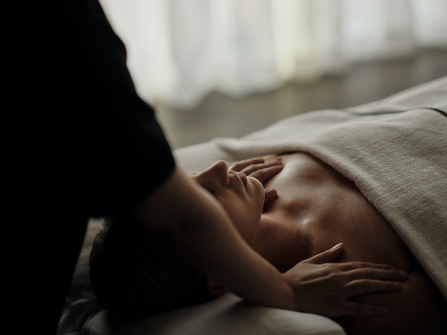 OOOZ_LongevityHub_Massage_Close-up